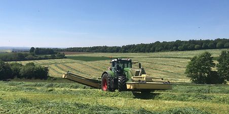 Landschaft mit Traktor auf Feld